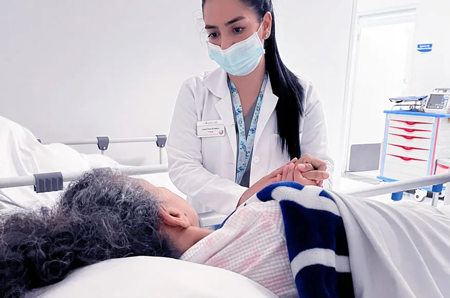 Médica valorando a una paciente en hospitalización de corta estancia