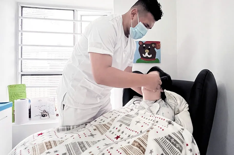 Enfermero atendiendo a un paciente crónico no ventilado