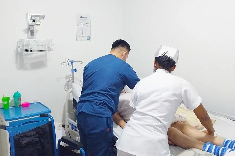 Equipo de enfermería acompañando la recuperación postoperatoria de un paciente